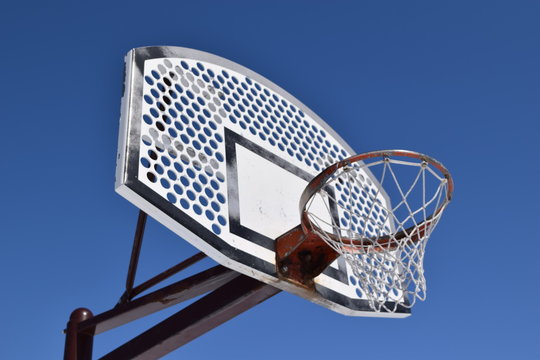 バスケットボールのゴール／スポーツ施設で、バスケットボールのゴールを撮影した、スポーツイメージの写真です。