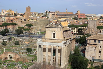 Obraz premium Forum Romanum: Blick auf den Tempel des Antonius und der Faustina