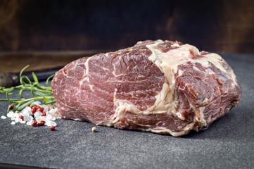 Dry aged Entrecote auf Steinplatte