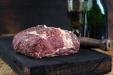 Dry aged Entrecote auf verkohlten Schneidebrett