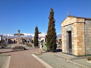 Fototapeta na wymiar cimitero con vista sulle montagne