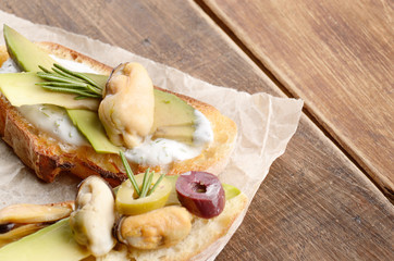 Open sandwiches with mussels