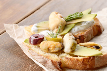 Open sandwiches with mussels