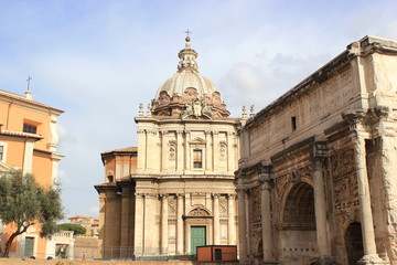 Fototapeta premium Forum Romanum: Der Septimius Severus-Bogen und die Kirche im Hintergrund (Rom)