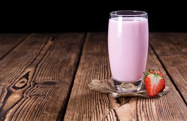 Papier Peint photo autocollant Milk-shake Strawberry Milk with fresh fruits