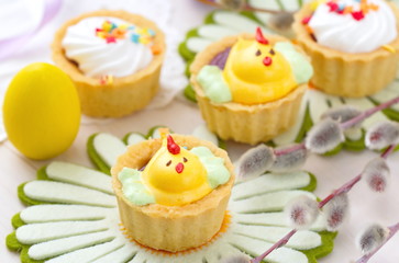 Obraz na płótnie Canvas Spring chicken cupcakes with Easter eggs