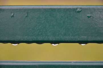 Gotas de agua en un escaño