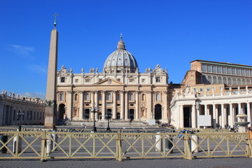 Blick über den berühmten Petersplatz mit Petersdom im Vatikan (Rom)