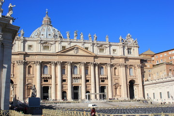 Fototapeta na wymiar Die Fassade des berühmten Petersdoms im Vatikan (Rom) auf dem Petersplatz