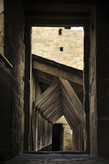 Pasarela de madera en el interior de una muralla