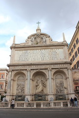 Touristen vor dem berühmten Brunnen Fontana Paola am Gianicolo in Rom (Italien)