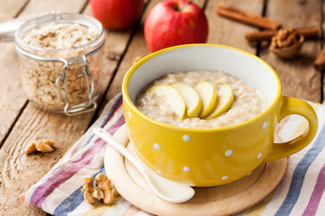 oatmeal with apples and walnuts