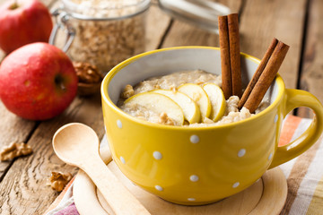 oatmeal with apples and walnuts