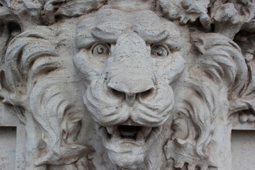 Rom: Kopf einer Löwenskulptur mit Löwenmähne
