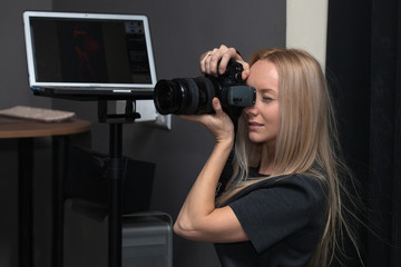 Naklejka premium female photographer taking pictures indoors