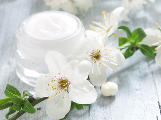 Obraz na płótnie Canvas facial cream, fresh as spring flowers