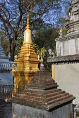 Fototapeta premium Goldene Stupa in Angkor Wat