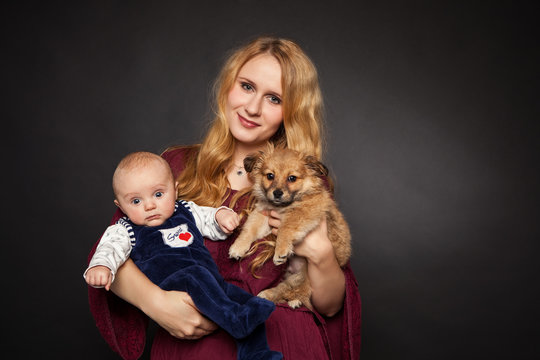 Mama mit Baby und Hund