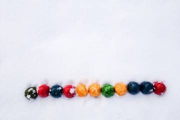 Bunte Ostereier im Schnee