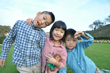 芝生の上の子ども達　三兄弟　トリオ　　公園