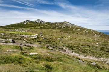 Fototapeta na wymiar Irland, Dingle, Slea Head: Panorama Blick auf Bergspitze der berühmten irischen Touristenattraktion mit Landschaft, Hügel, Natur, Horizont und Himmel im Hintergrund 