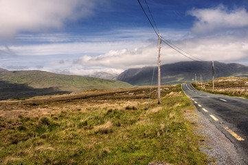 Irland: Panorama Blick über romantische irische Landschaft mit Strasse Bergen Himmel und Strommasten - Konzept Natur Wandern Trekking Urlaub Reisen Abenteuer 