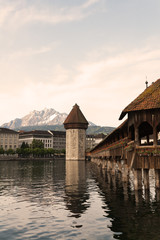 Kappelbrücke in Luzern Schweiz mit dem Pilatus im Hintergrund