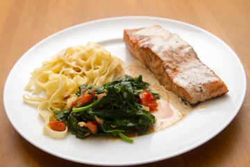 Lachsfilet mit Blattspinat
