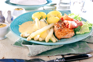 Spargel teller mit lachs 