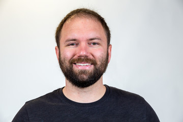 Fototapeta premium Mężczyzna w połowie lat trzydziestych pozuje do portretu studyjnego