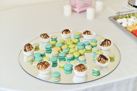 macrones on the plate 