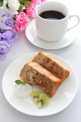 手作りマーブルシフォンケーキとコーヒーと花