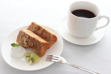 手作りマーブルシフォンケーキとコーヒー