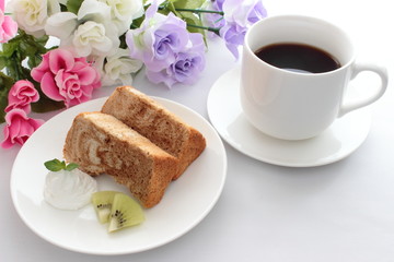 Fototapeta na wymiar 手作りマーブルシフォンケーキとコーヒーと花
