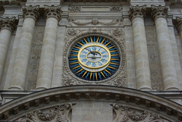 Fototapeta premium Paris, l'horloge de l'église Saint-Paul-Saint-Louis dans le Marais
