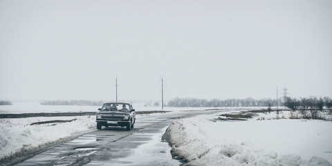 Старая советская машина на неухоженной просёлочной дороге