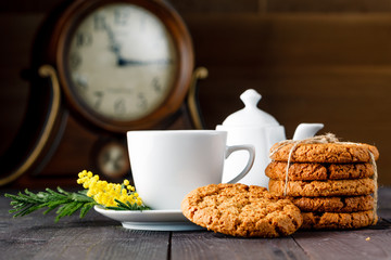 Obraz na płótnie Canvas tea cup with sweet cookie