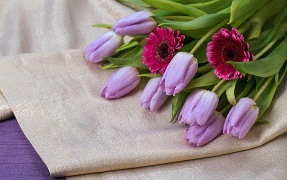 Fototapeta Wiosenny bukiet z tulipanów i gerber na fioletowym  złotym tle