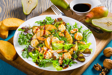 mozzarella, arugula, lettuce leaves, grilled pears, balsamic vin