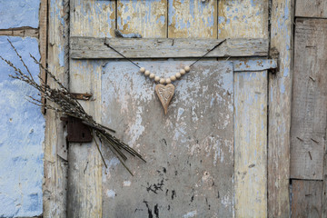 Serce na starych drzwiach © mukiart