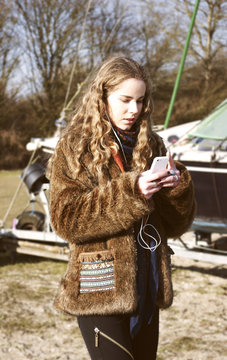 Jonge vrouw met mobiele telefoon