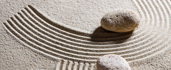 Zen-Sand-Stillleben - zwei Kieselsteine für das Konzept der Sackgasse oder Vorstellungskraft mit Ruhe und Höhe