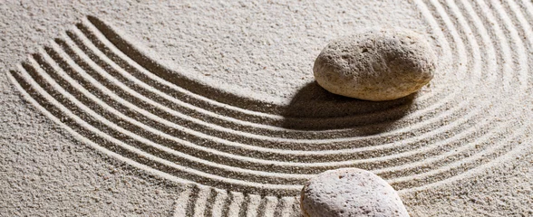 Fototapeten Zen-Sand-Stillleben - zwei Kieselsteine für das Konzept der Sackgasse oder Vorstellungskraft mit Ruhe und Höhe © STUDIO GRAND WEB