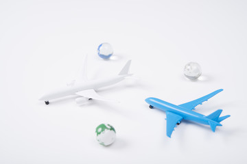白と水色の飛行機模型
