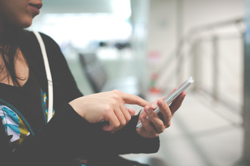 スマホを操作する女性