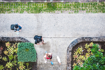 歩道を歩く人々,俯瞰撮影