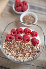 Joghurt mit Müsli und Früchten 
