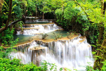 Obrazy na Szkle  Huai Mae Khamin wodospad w głębokim lesie, Tajlandia.