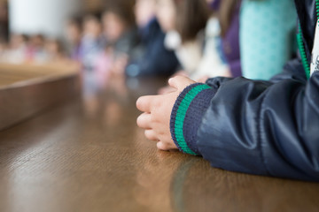 reunión de niños en mesa alargada
