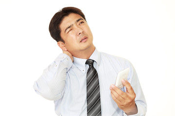 悩むビジネスマン